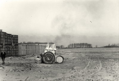 860340 Afbeelding van het verbranden van oud reclamemateriaal van Van Rijn's Mosterdfabrieken op het terrein achter de ...